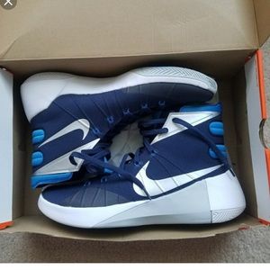 Blue hyper dunk basketball shoes